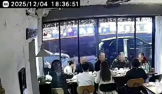 12月12日，“重庆10人聚餐9人离开事件”事发餐馆的负责人爆料:12月4日，这