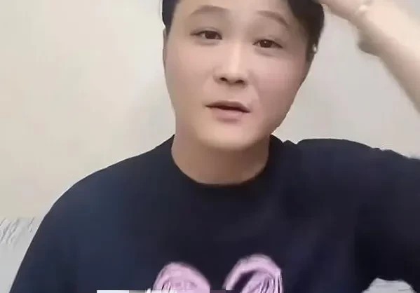 继曹云金之后，德云社出走的徒弟中，又一位骂德云社的人。近日，闫云达直播时