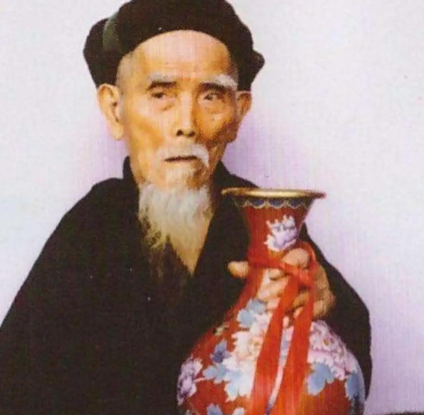 “中国长寿之王”龚来发，一生没有结婚，活到了133岁，令人意外的是，他却有一个大