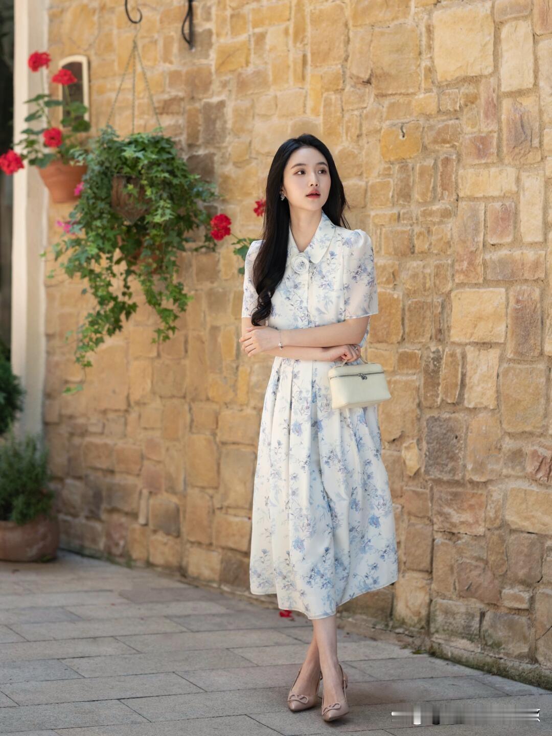 复古石墙前，优雅白裙少女，这画面简直是怀旧风情的完美诠释。就像张艺凡的纯白露背长