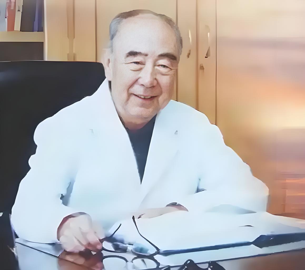 首届国医大师，国家级非遗项目代表传承人，中国工程院资深院士，天津医科大学教授，原