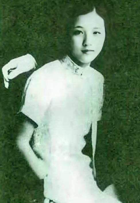 1938年7月，17岁的郭翼青嫁给了56岁的程潜。新婚夜，郭翼青羞答答的