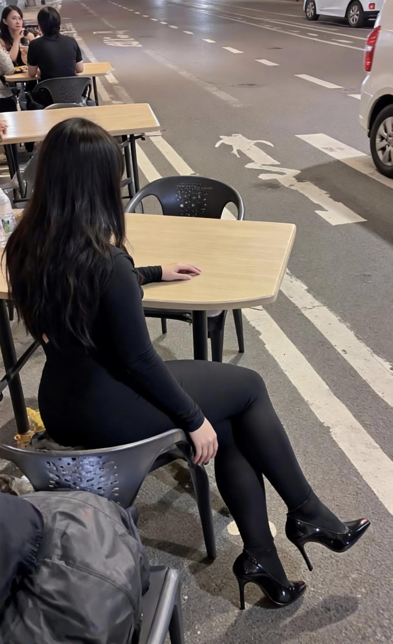 路边遇到这种美女敢不敢上去搭讪要