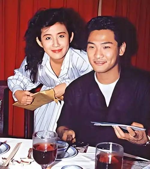 1996年，杜德伟怀里搂着另一个女人，被连夜跑回来的女朋友吴君如撞个正着，几天后