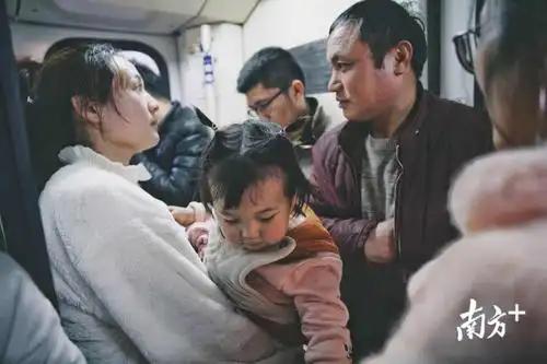 没有母亲扛不下的重量，为母则刚。昨天Z290车，从石家庄到北京，一母亲抱着一个两