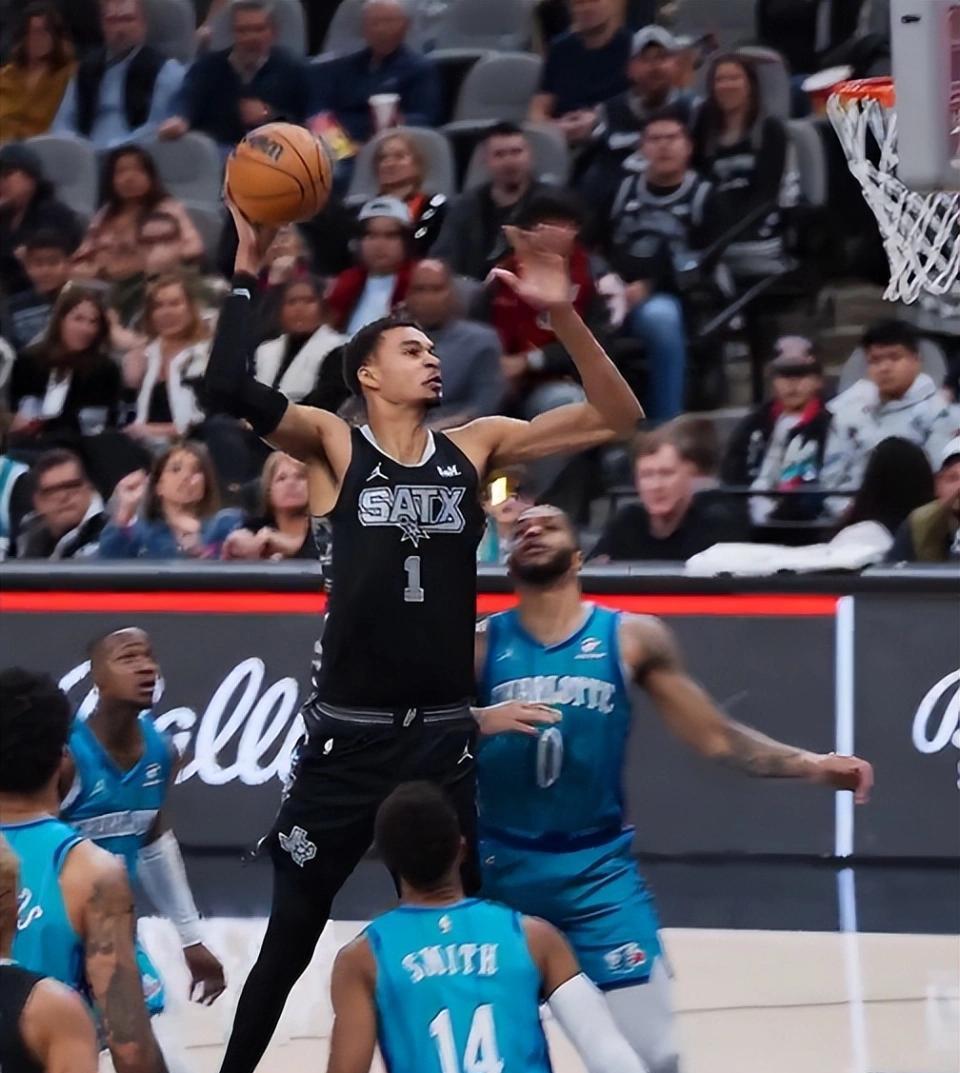 文班亚马太可怕了,有点“史前怪兽”的感觉,带领马刺从上赛季的垫底队,一跃成为联盟