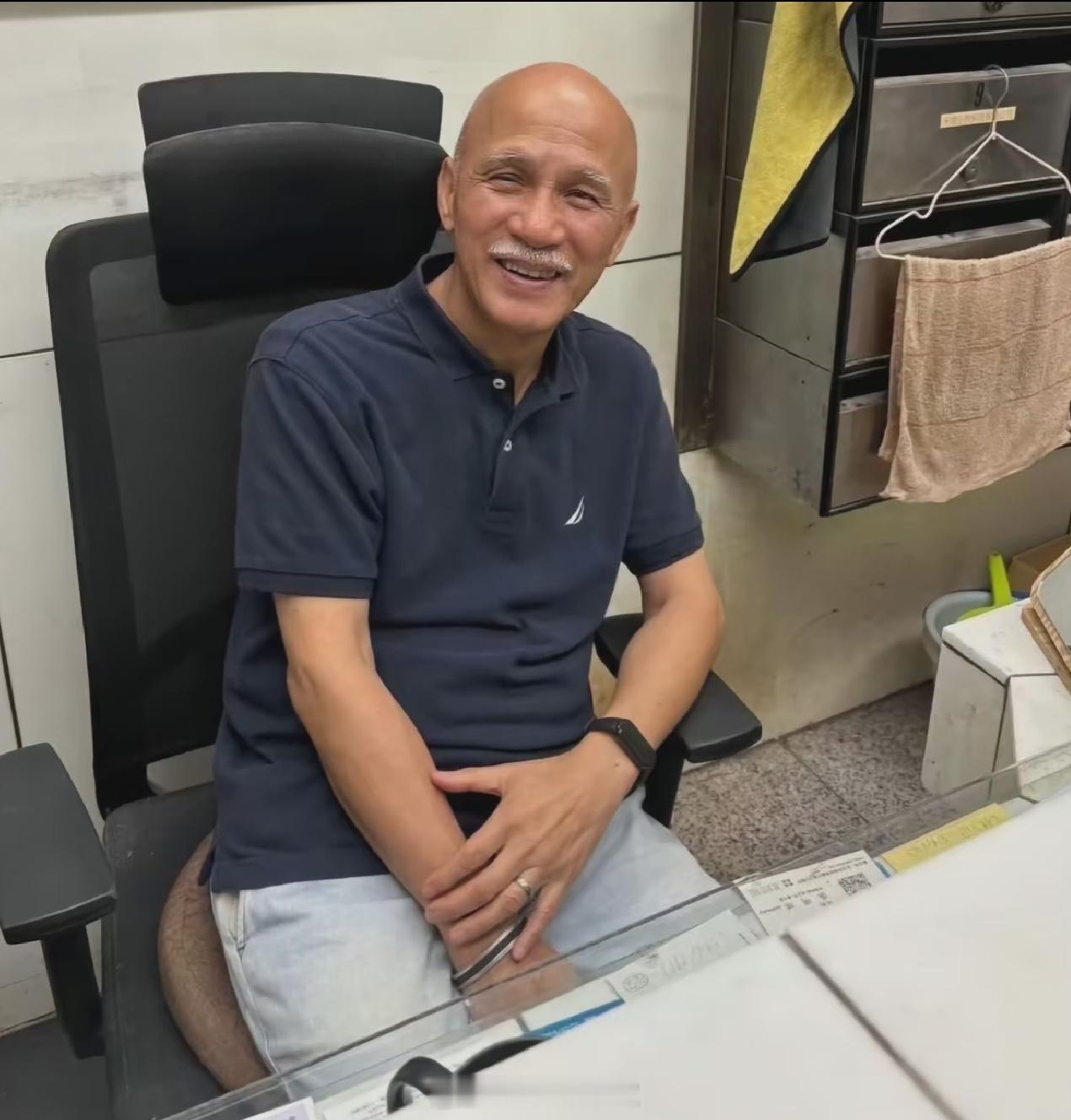 我说这大爷长的好面熟呢，用AI换一身衣服就像了。​​​