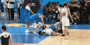 徐杰太倒霉了，上次眉骨缝针，这次看起来更严重。队友背下去的！徐杰受伤