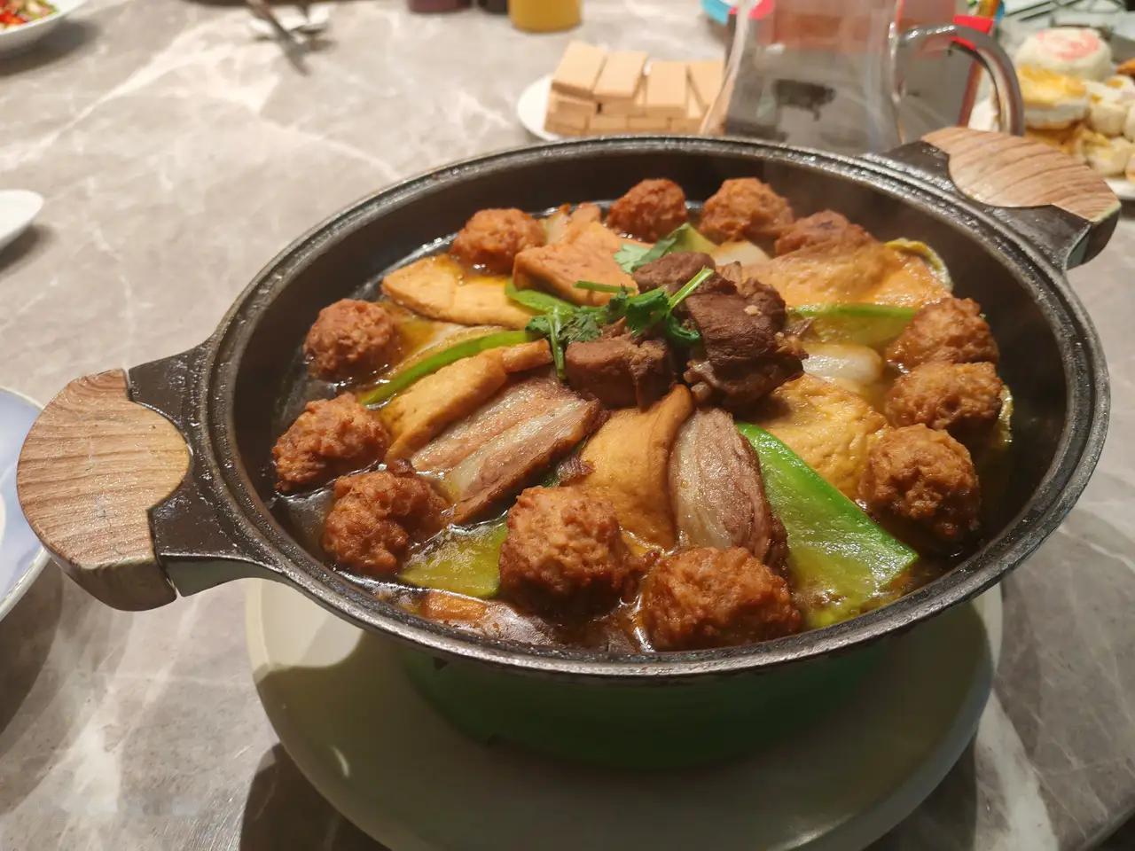 人到了老年，最值得炫耀的，难道不是那些岁月沉淀下来的智慧与温暖吗？当我们站在生命