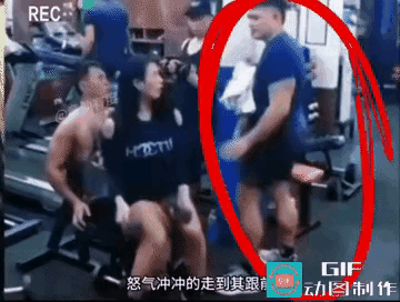 男子抱着小婴儿到健身房找妻子，妻子正坐在教练身上手拿着哑铃健身，男子见状义愤填膺