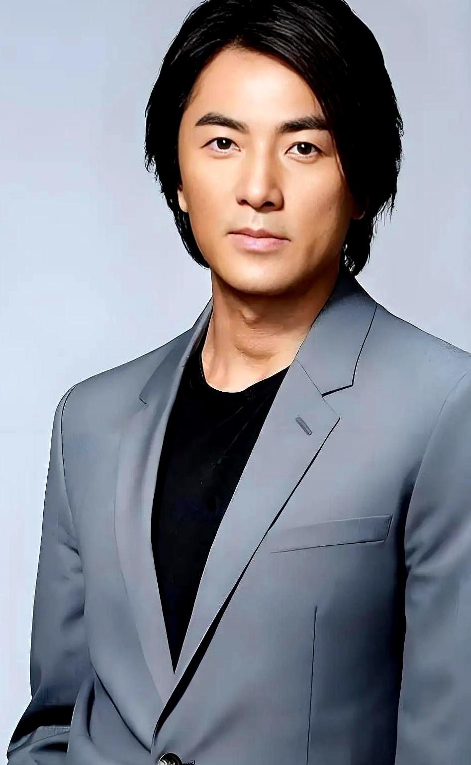 郑伊健这次真的遇到难题了。他把筹备已久的日本演唱会直接取消了。他近些年减少了