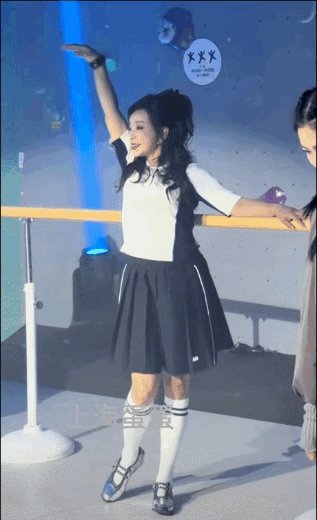 一个70多的女人还敢在公开场合，尝试少女的穿着打扮，我想这个女人也只能是刘晓庆了