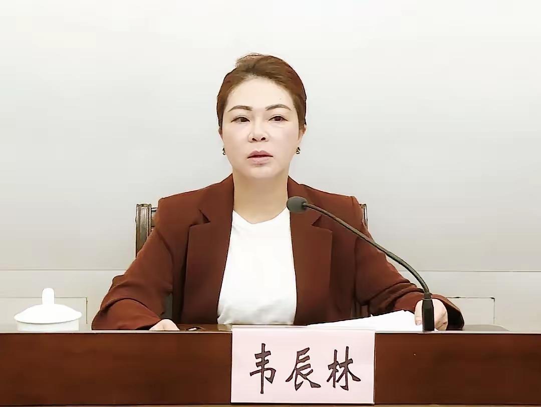 80后宣传部女部长的低级趣味她的本职工作是管精神文明，自己却先上了牌桌。​6