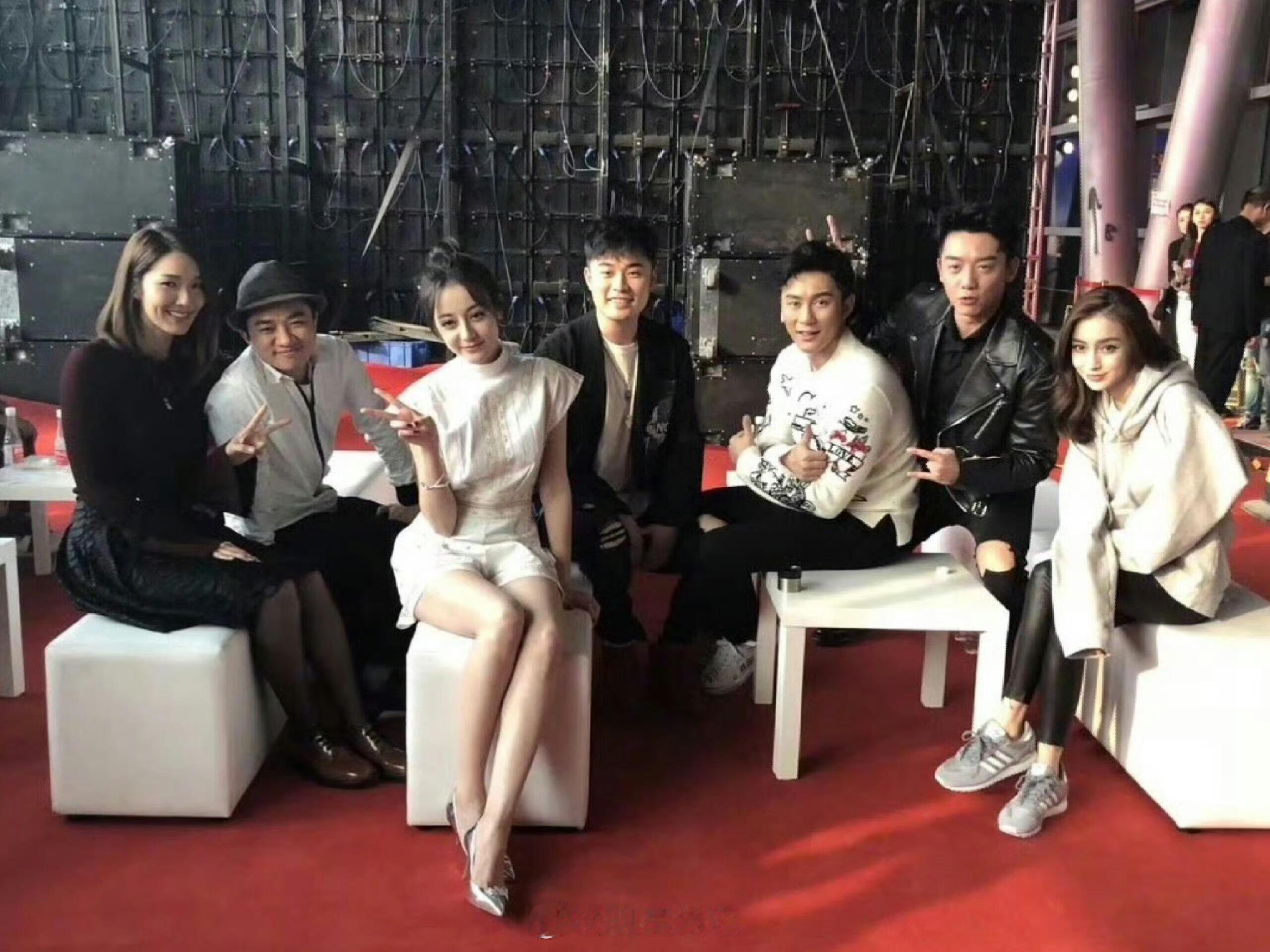 这张图对迪丽热巴的腿长有了实感😍