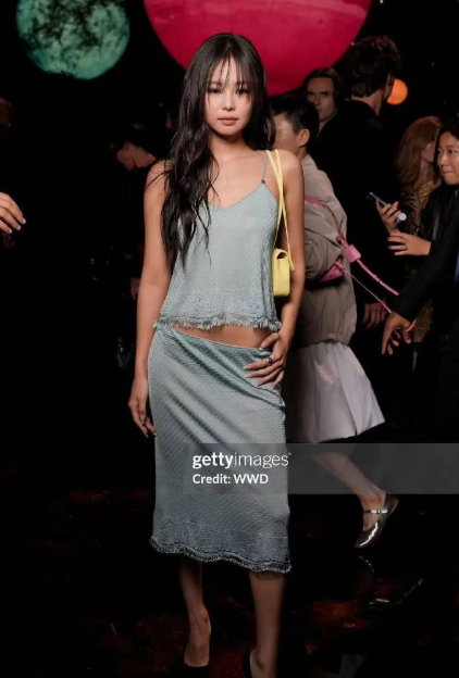 她用服装表达根源与自我，用名字象征力量。每一次造型变化都像一次重生，坚定又迷人，