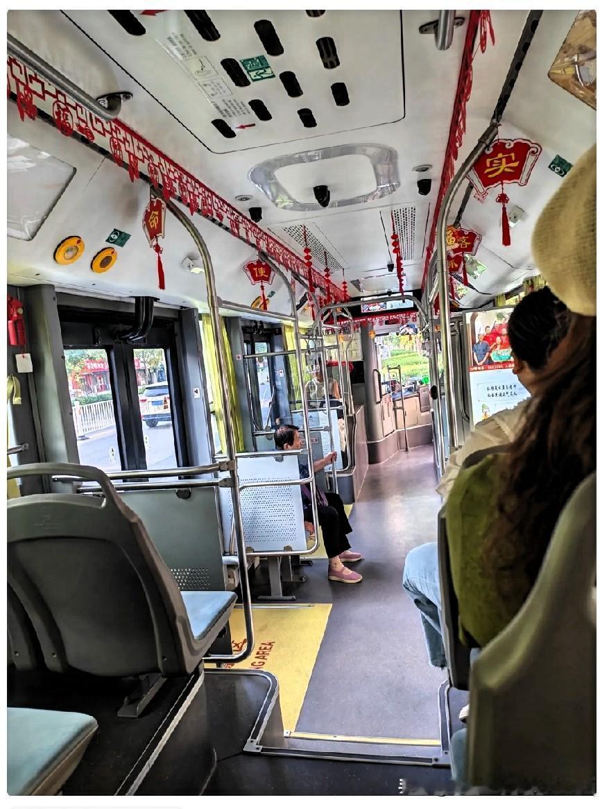 邯郸公交吃相太难看！偶尔坐一下邯郸公交33路，没带零钱，扫码乘车！扫码，实名认