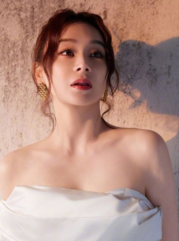 袁姗姗身穿一袭白色抹胸礼服裙，真气质有魅力