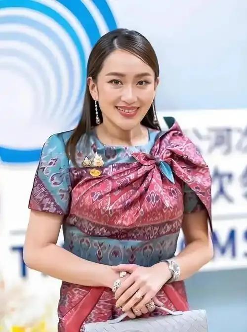 泰国宣布了！8月21日被停职的泰国总理佩通坦亲自到宪法法院事情得从泰国和柬埔