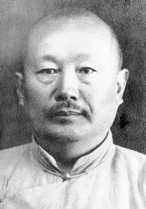1928年，蒋介石急令范石生逮捕朱德，范石生却当着朱德、陈毅的面，把告密者丁煦击