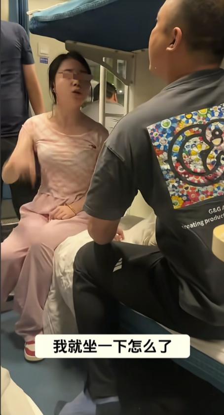 太嚣张了！女子占别人下铺死赖不走，还当众挑衅乘客：你敢打我吗？有本事动我一下试试