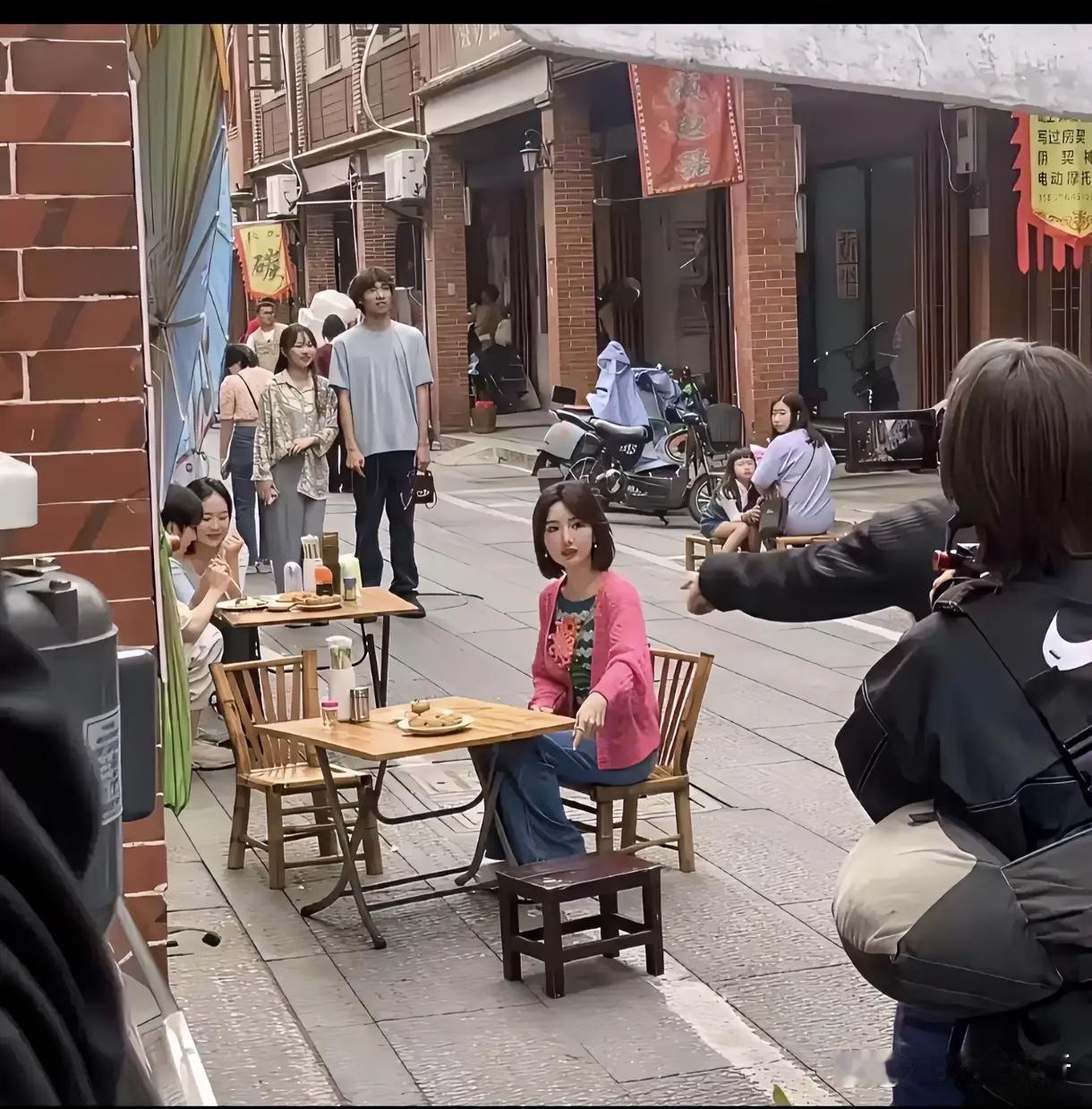 万万没想到，电视里那么好看的女神，原来这么小只……