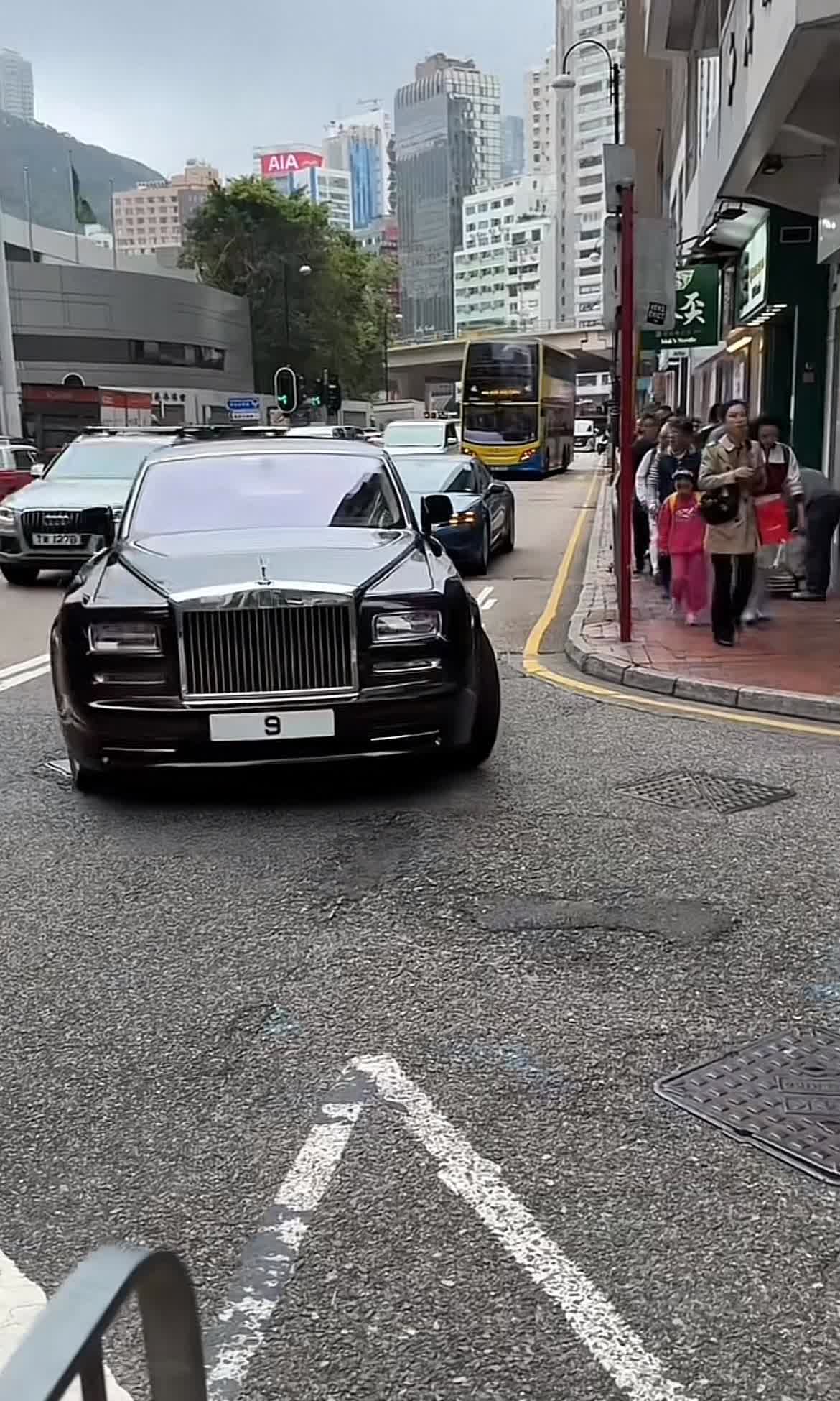 香港铜锣湾街头偶遇英皇集团老总杨受成的座驾，劳斯莱斯幻影车牌号为9，该车牌号在1
