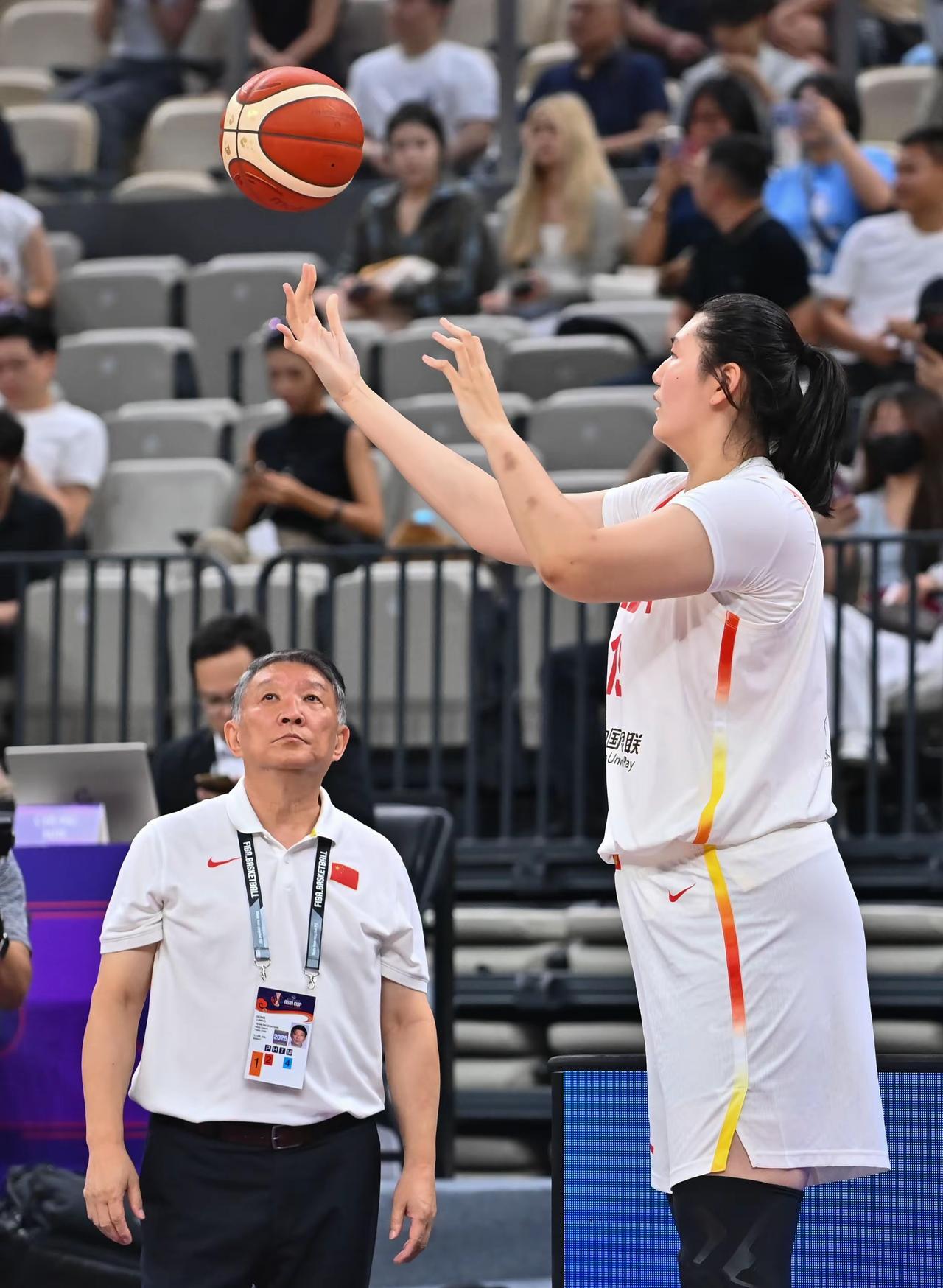 宫鲁鸣亚洲杯犯的错误与他未来继续带领中国女篮这件事情，可暂时分开来看待！因为