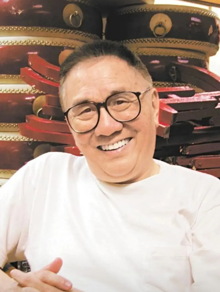 黄霑作词什么水平？能和林夕方文山一较高下吗？现在提到港台著名的作词人都不太提到