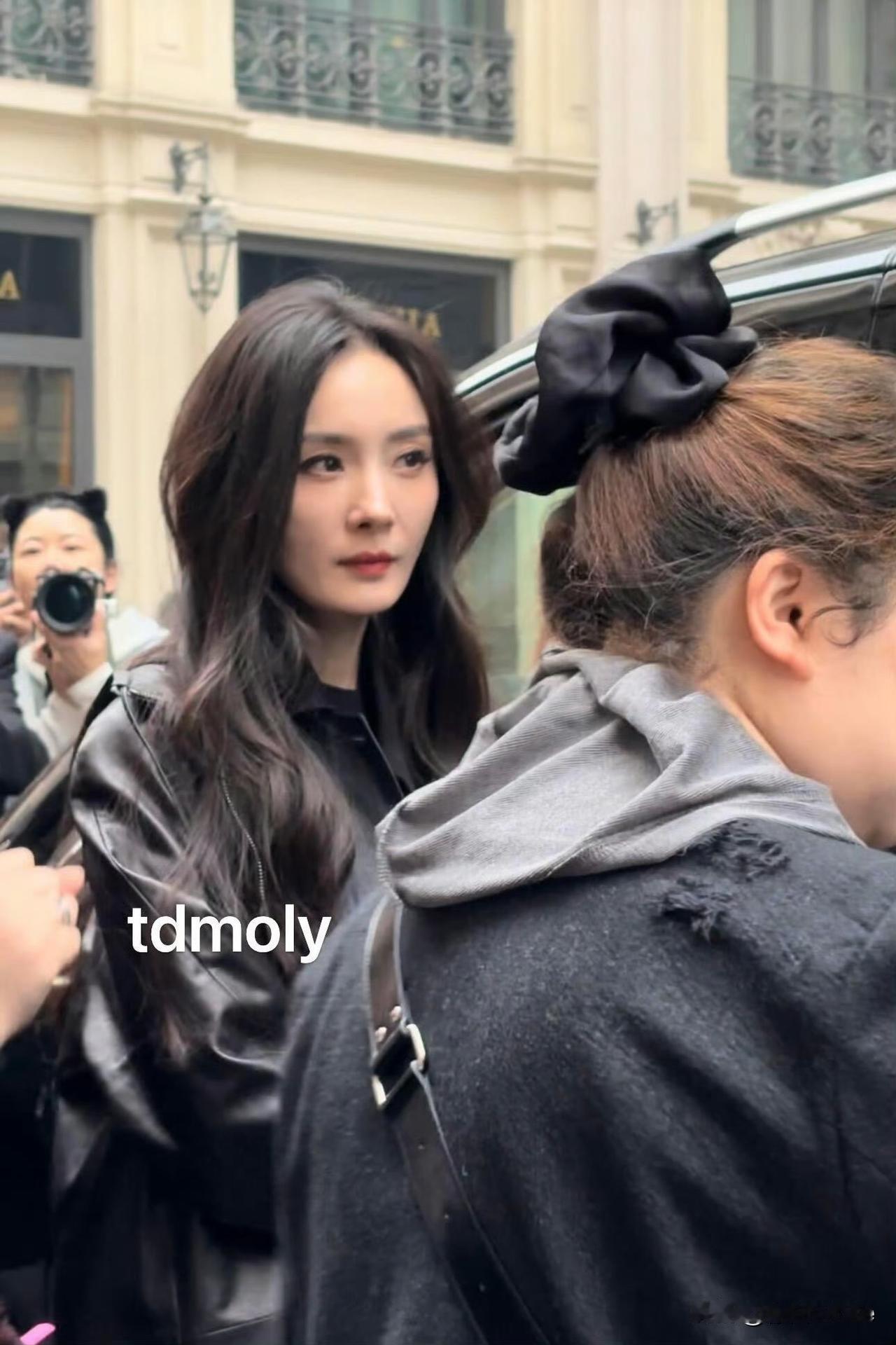 2月26日，看有人说杨幂参加时装周难掩憔悴，好奇搜了一圈生图，我只看到了美！杨