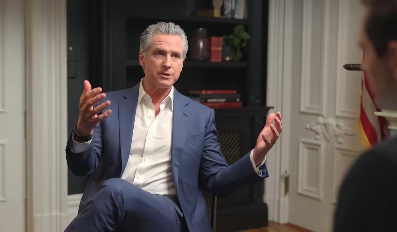 加州州长加文·纽森在3月25日接受《AxiosShow》采访时，猛烈批评特斯拉