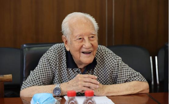 1988年，"中国核潜艇之父"黄旭华，在南海做深潜试验时，顺道回了趟家，探视自己