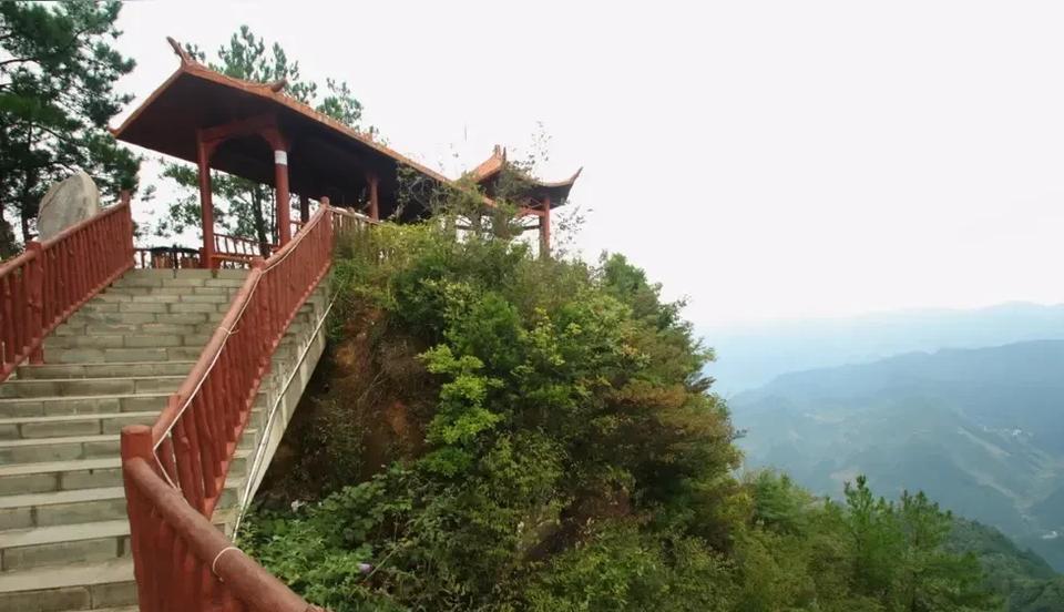 每年夏季，重庆外出避暑的人群数量大约为500万。主要前往以下5个地方避暑：石柱黄