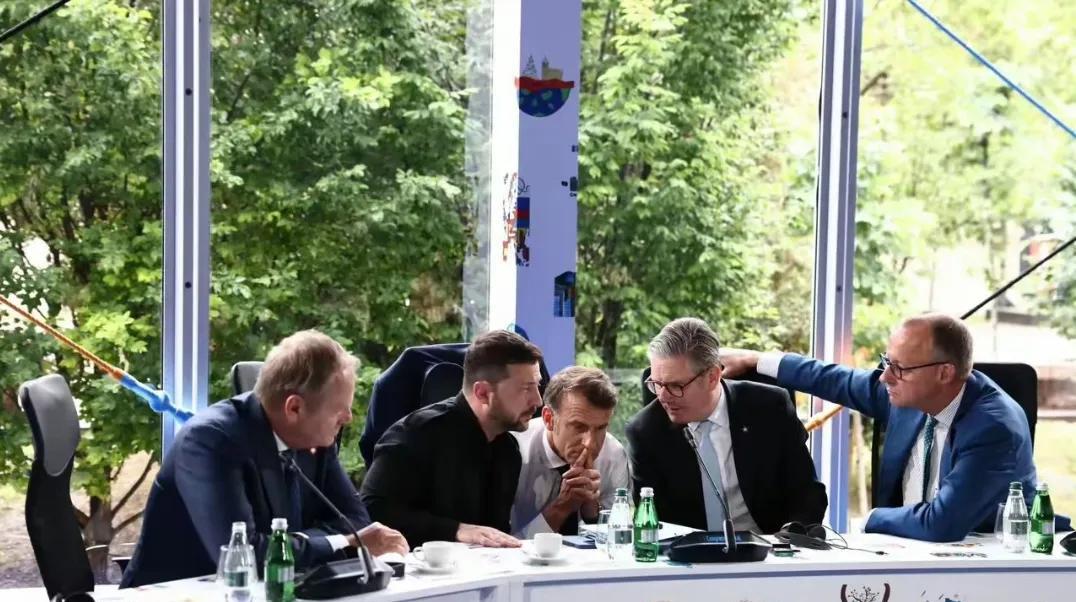 最近英国首相斯塔默又搞出大动静！他晒出和泽连斯基等欧洲领导人围坐，等待与特朗普