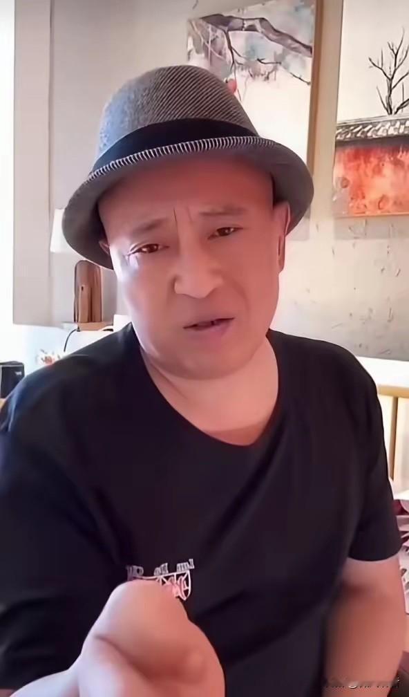 赵四说：“这几年跟赵本山拍戏，在分红这点上，我们拿的都不多，老师拿的多。可老师1
