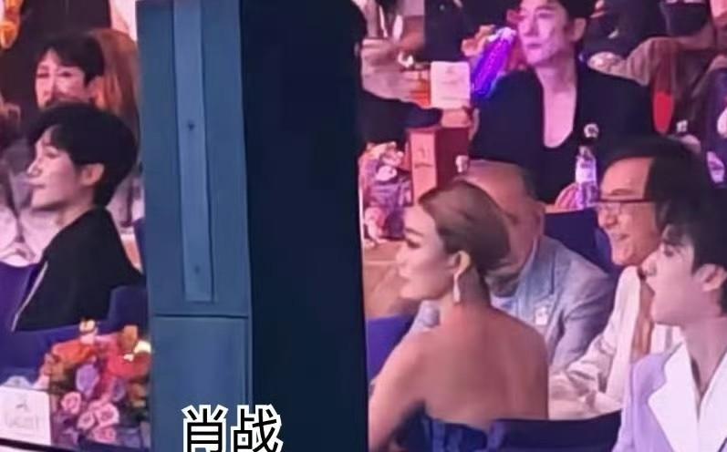 肖战的顶流咖位真的扎实了！大湾区晚会上，肖战居然和成龙，容祖儿坐一桌的，这座位含
