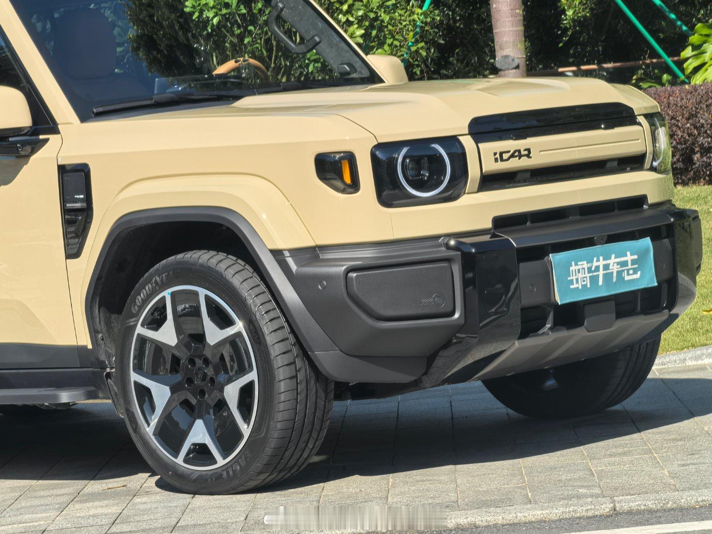 远看路虎卫士中看丰田LC76近看还是很icar的