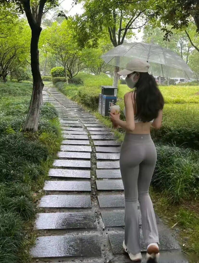 时间会把对你最好的人留到最后，毕竟喜欢是一阵风，爱是细水长流……