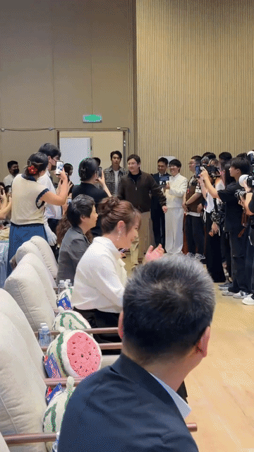 马丽抬眼一看:就你们这几块料，也值得姐站起来打招呼？沈腾定睛一看:马丽你还跟个