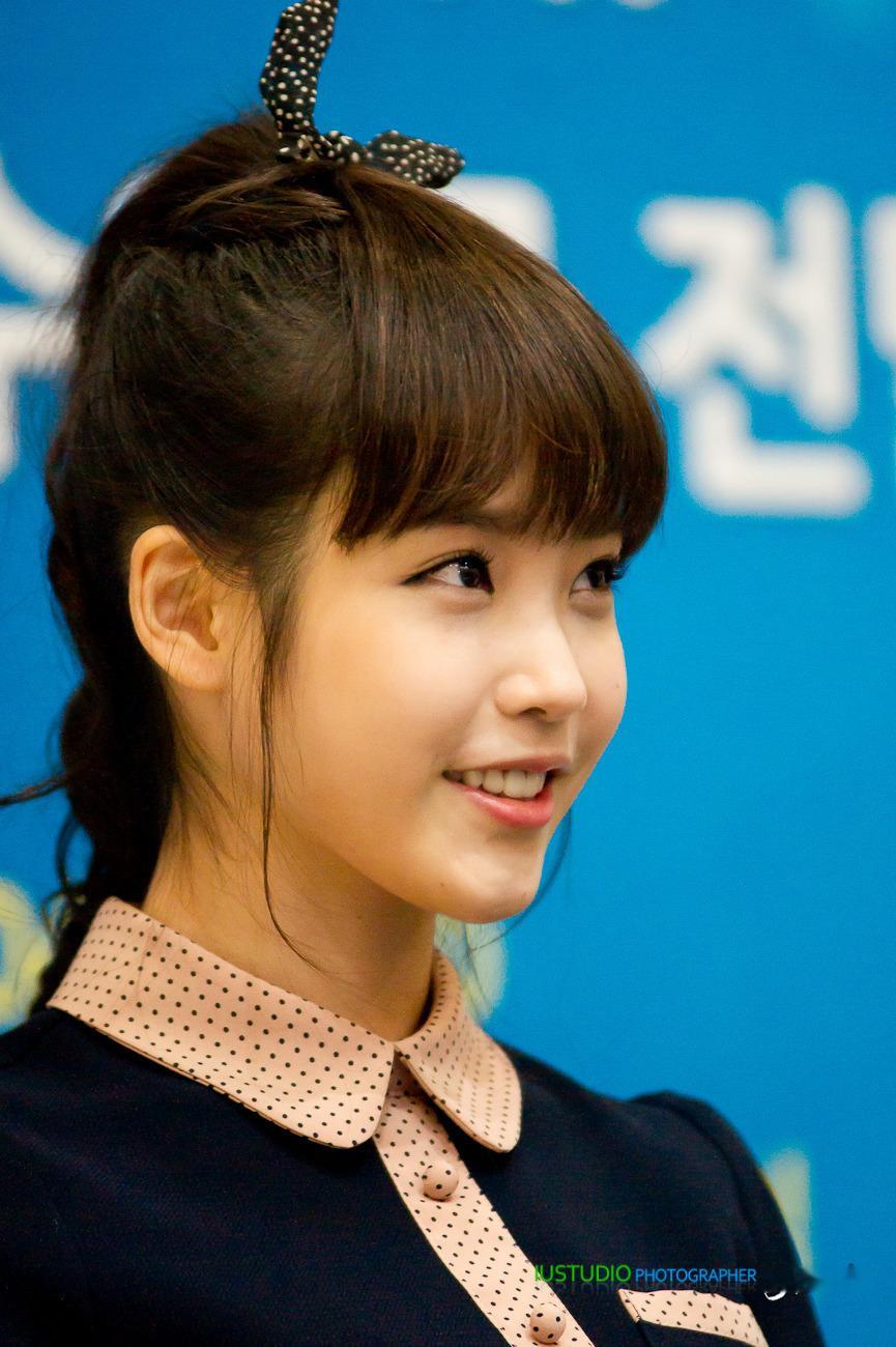 IU120104出席音乐下载收入捐赠仪式高马尾萌神cr.logo