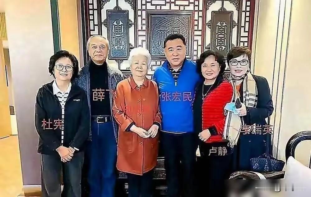 30年前的央视主持人再聚首，尽管有的头发白了，但精神状态不差