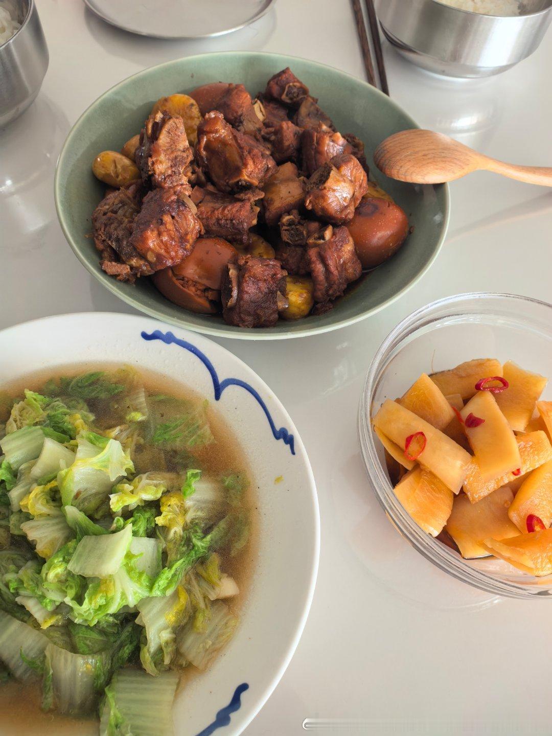 板栗🌰炖排骨🍖清炒银丝菜萝卜皮[吐舌头眯眼睛笑]吃饭[比心]午饭要积极​​​