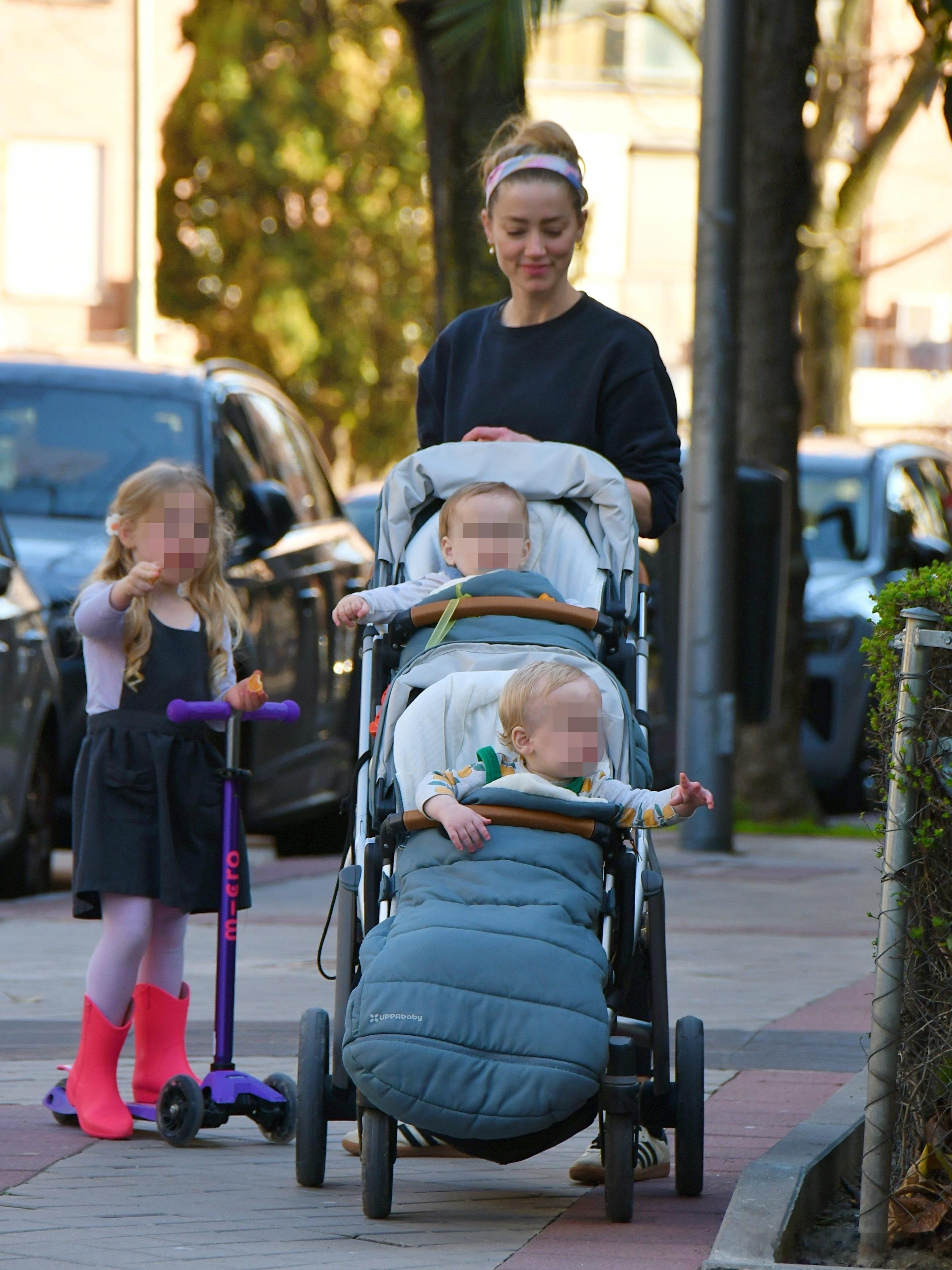 amberheard艾梅伯希尔德带着三个娃Oonagh、Agnes和Ocean