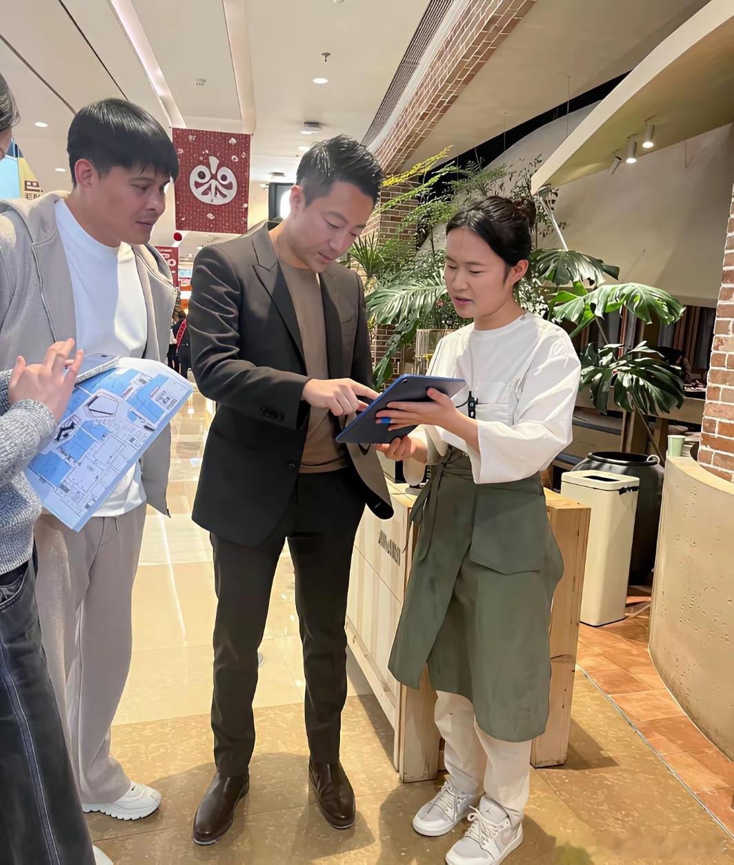 44岁汪小菲到江西探店考察，他的打扮像霸道总裁，外形挺帅气的，看起来很贵气，不输