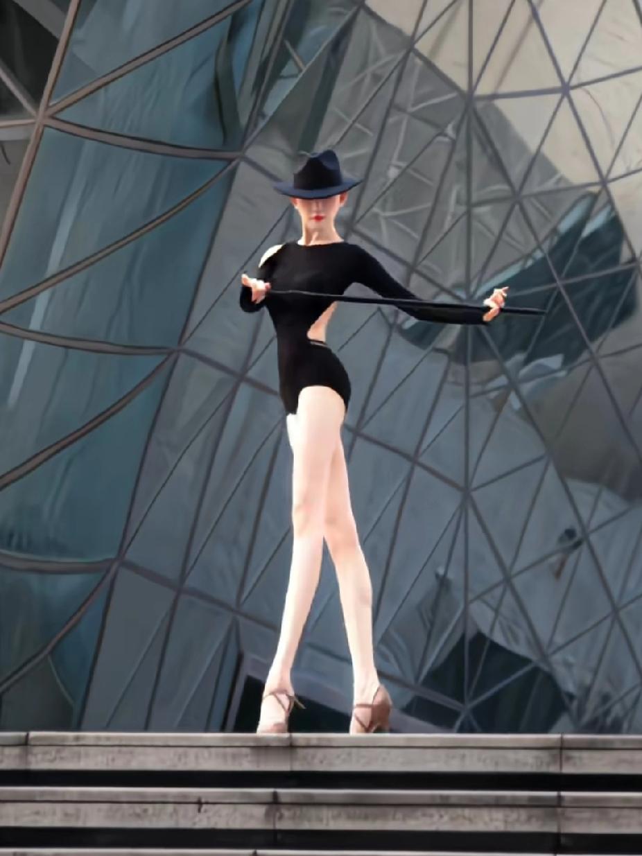 女子展示拉丁舞，这身材比例简直是绝了，终于见识到满屏幕都是大长腿了！
