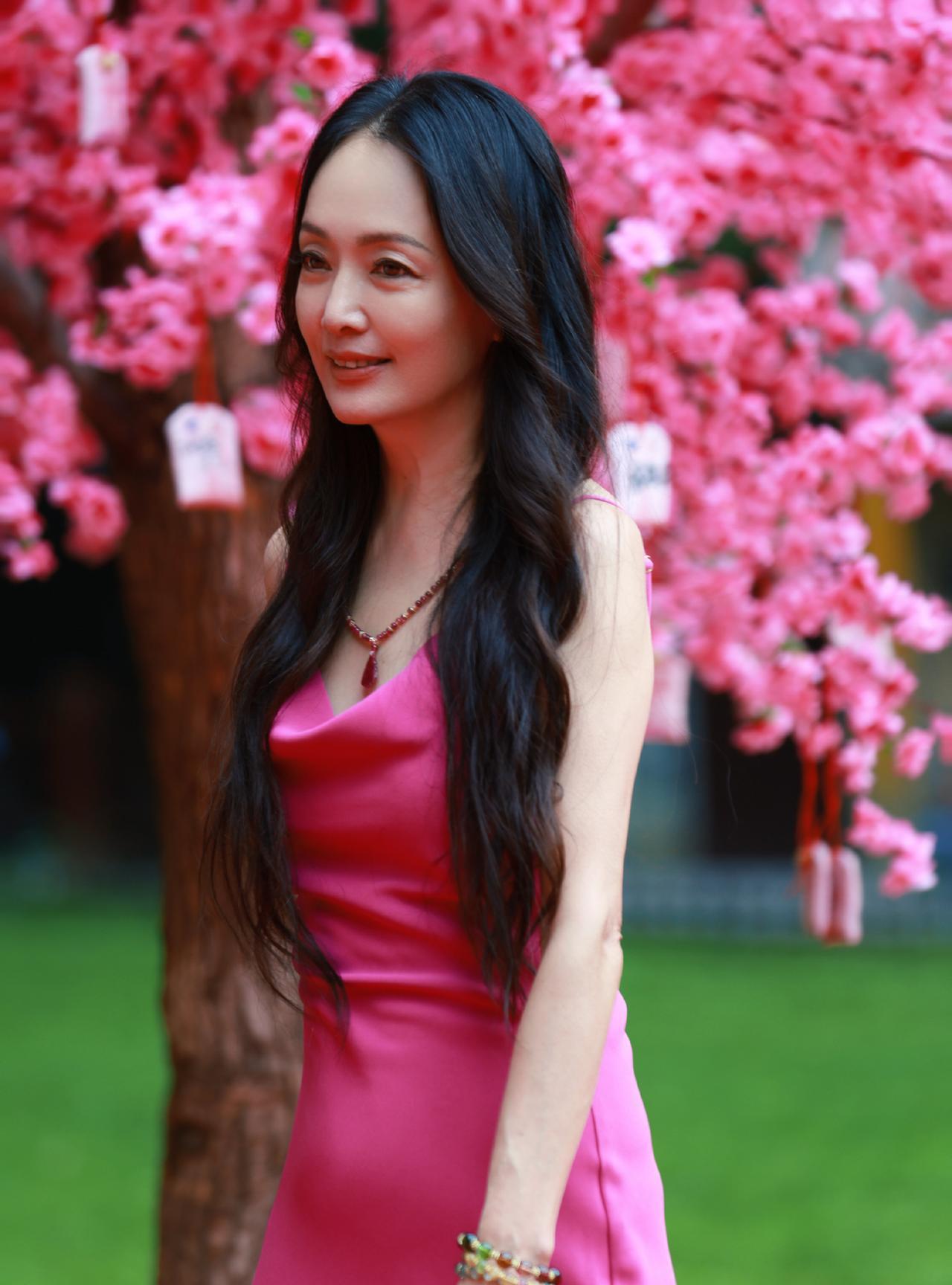 她才是聪明人，虽然嫁给了美国医生，定居纽约好多年，但是孩子大了，立马回国拼事业，