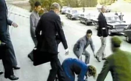 英国为啥对待香港不如马岛那么强硬呢？用英国人的视角看新中国：49年还没解放全国时