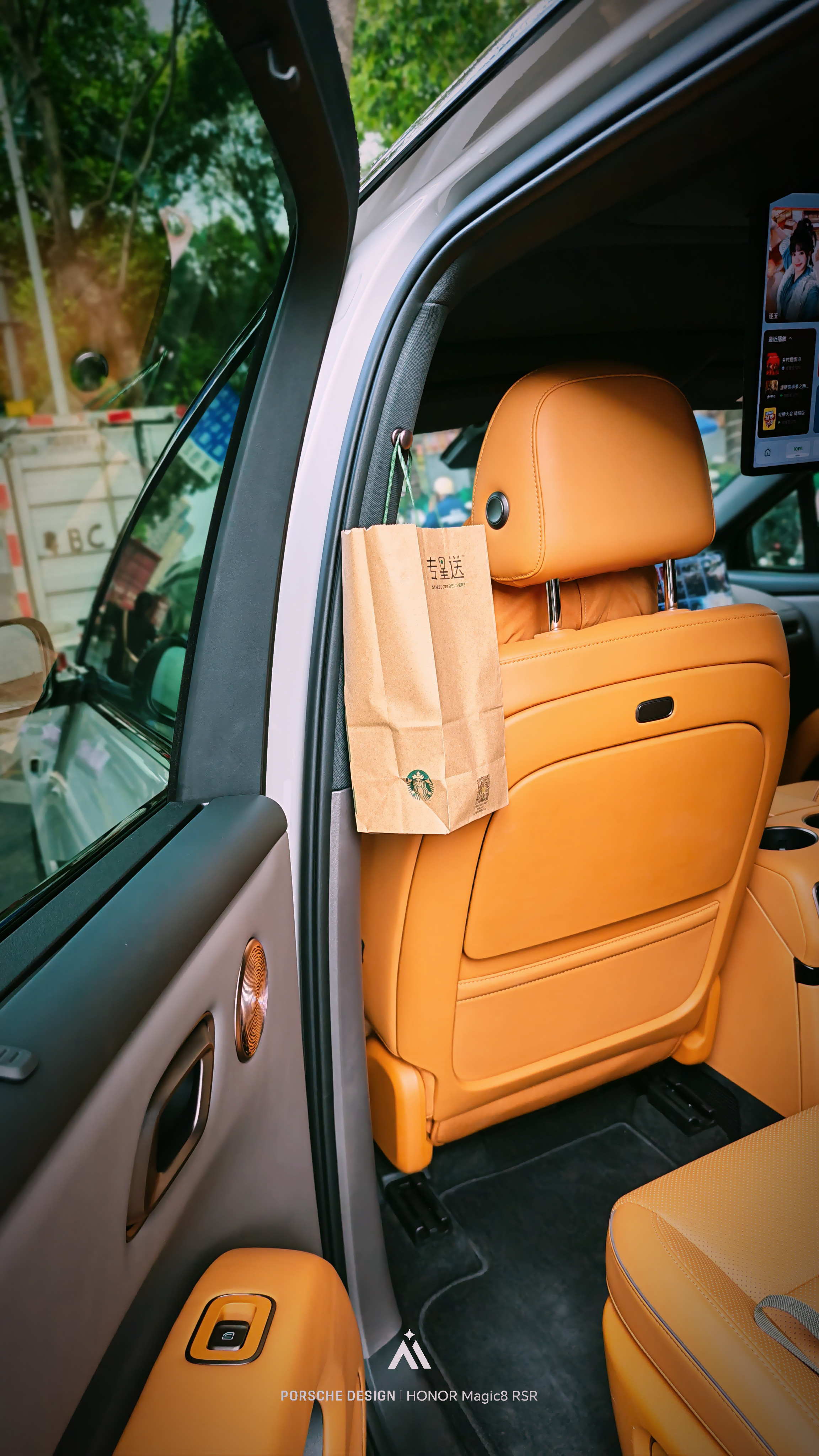 B柱有挂钩，除了可以挂西服之外，我用最多是这样深圳·横岗大厦