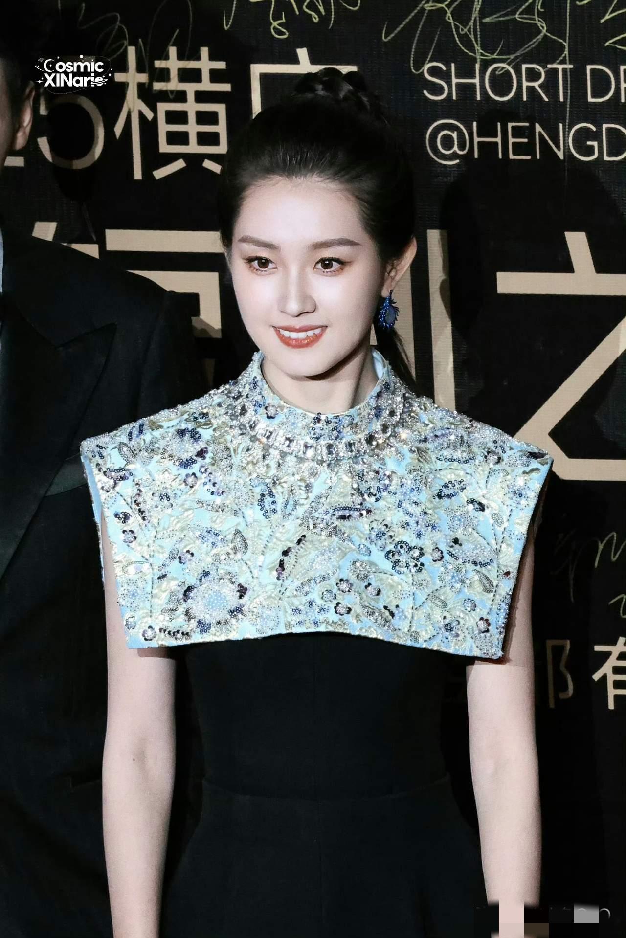 估计经纪人没有想到，恐怕连郭雨欣本人也没有想到，自己一条高定礼服穿过三次冲上了