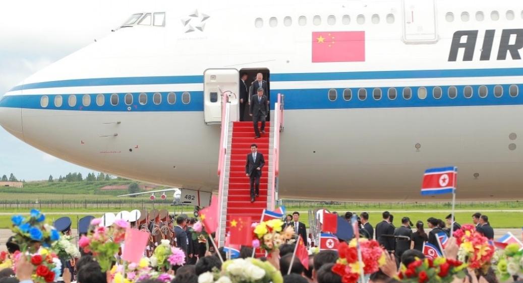 朝鲜把接待中国，当成了头等大事。7月15日，平壤国际机场，朝中两国国旗并排