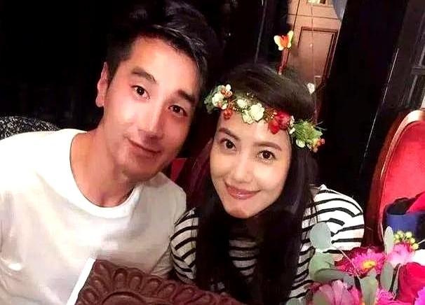 2000年那会儿，高圆圆对张亚东那是穷追不舍，追得张亚东没办法，直接回家跟老婆窦